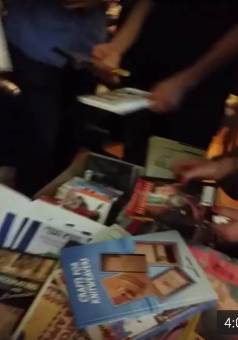ספריית הקורא העברי מחלקת מתנות במפגש ישראלים במנהטן